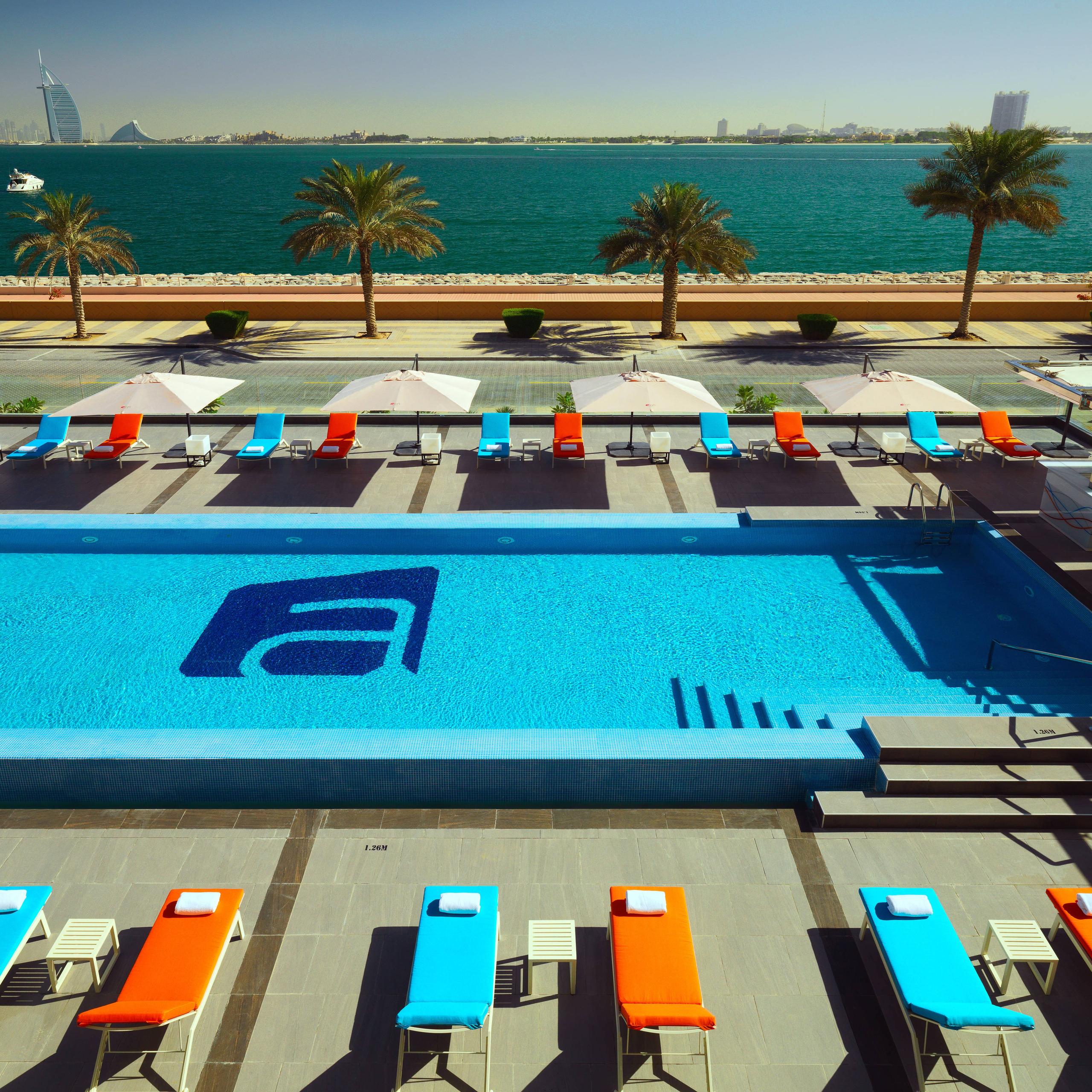 Splash Pool Bar