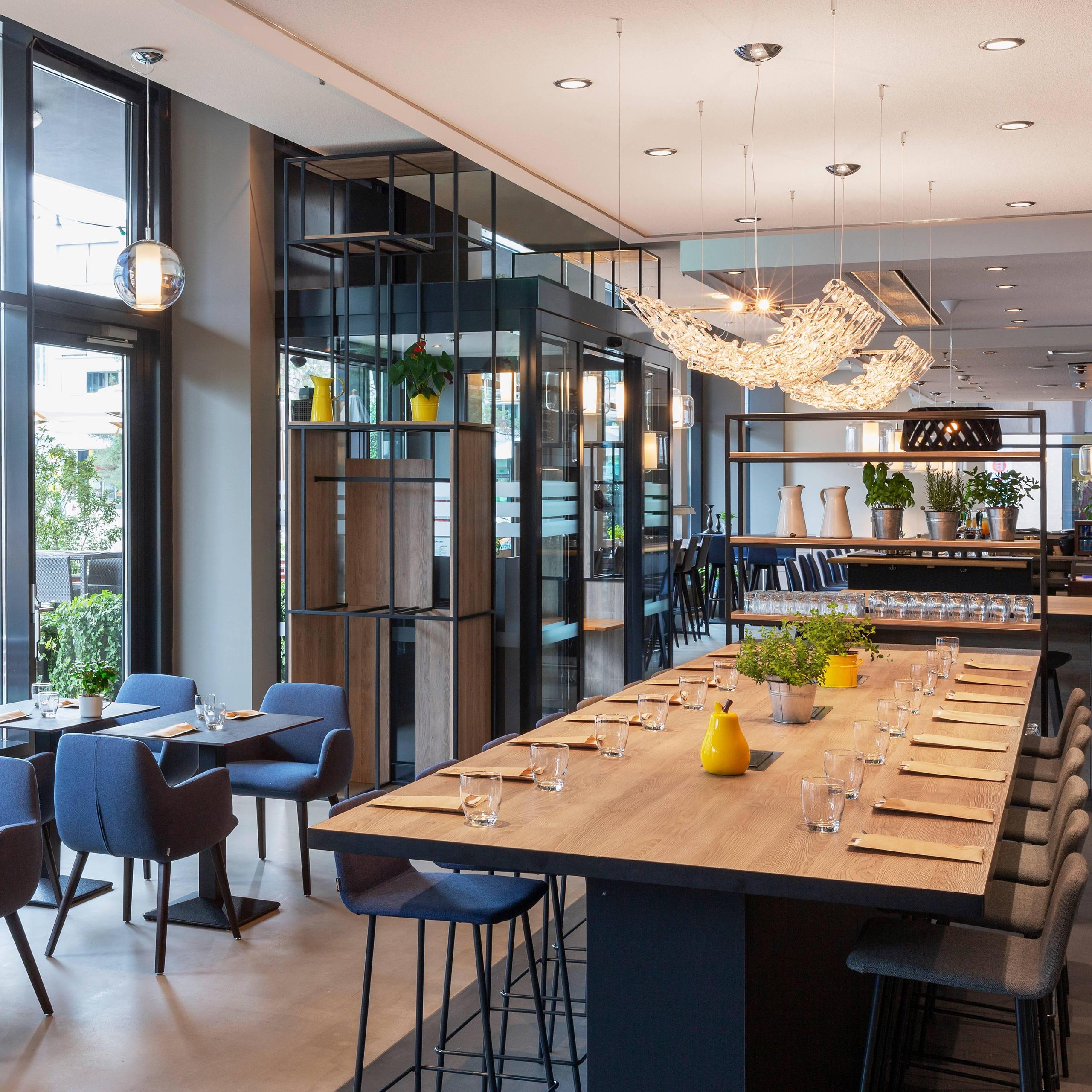 Kitchen & Bar at Courtyard