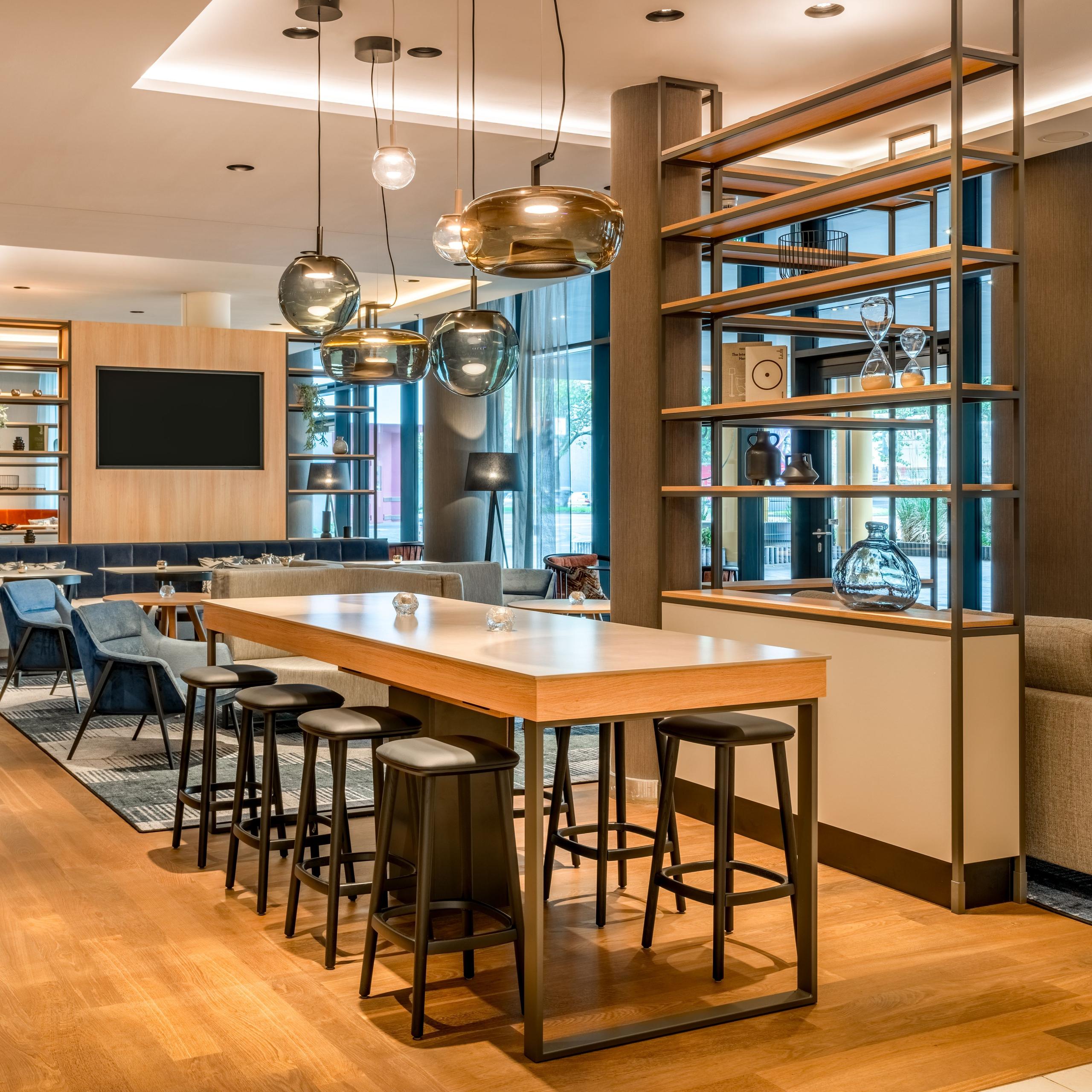 Kitchen & Bar