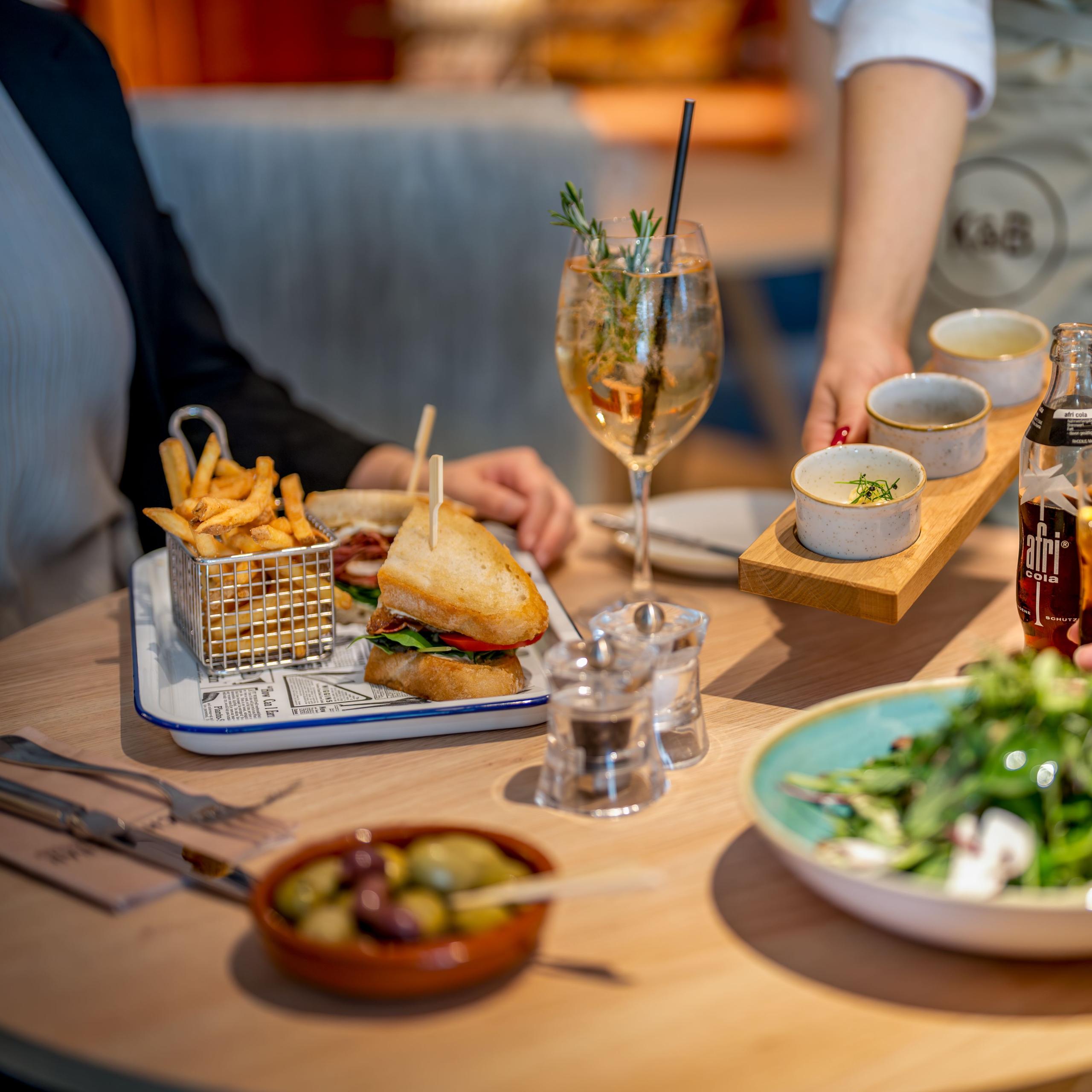 Kitchen & Bar