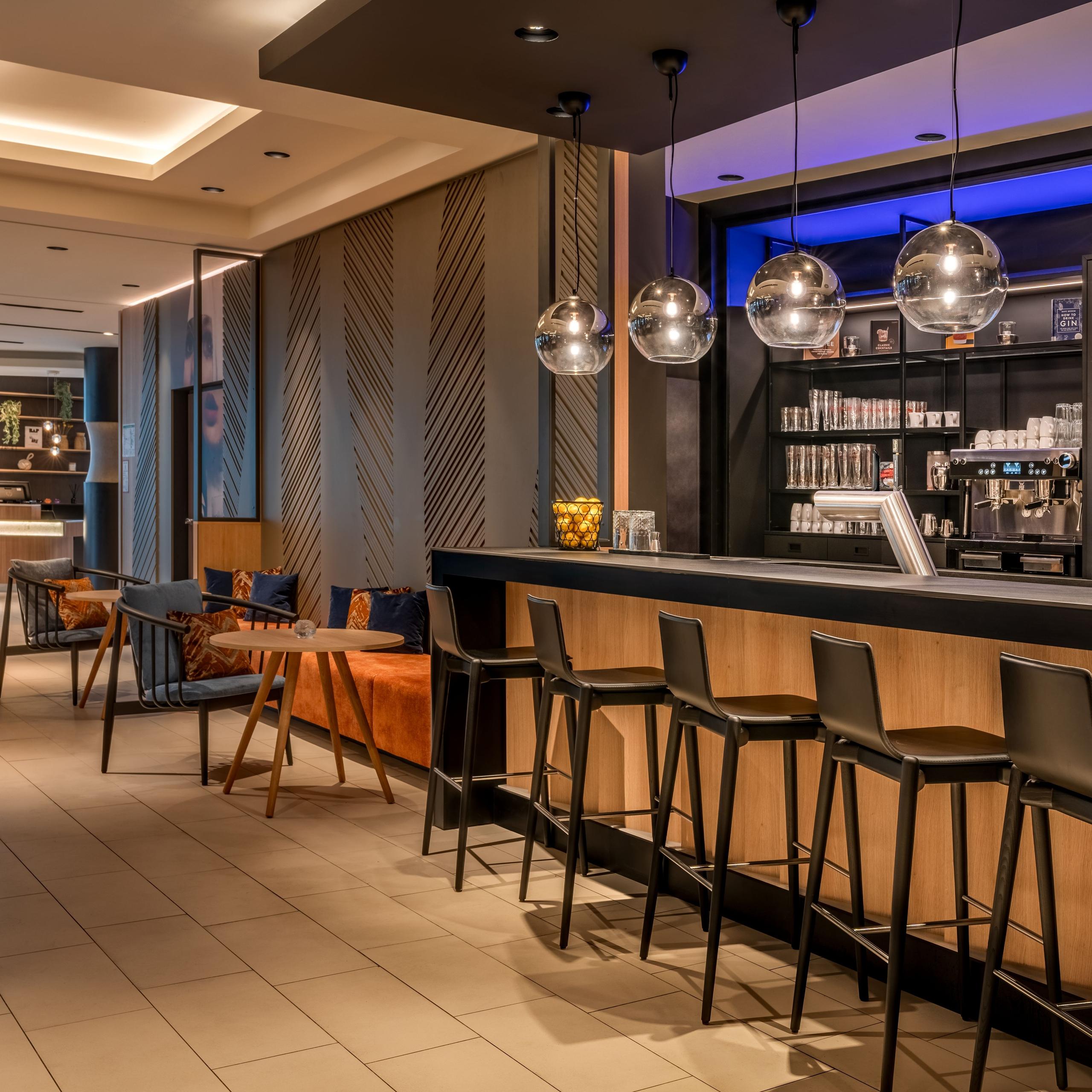 Kitchen & Bar