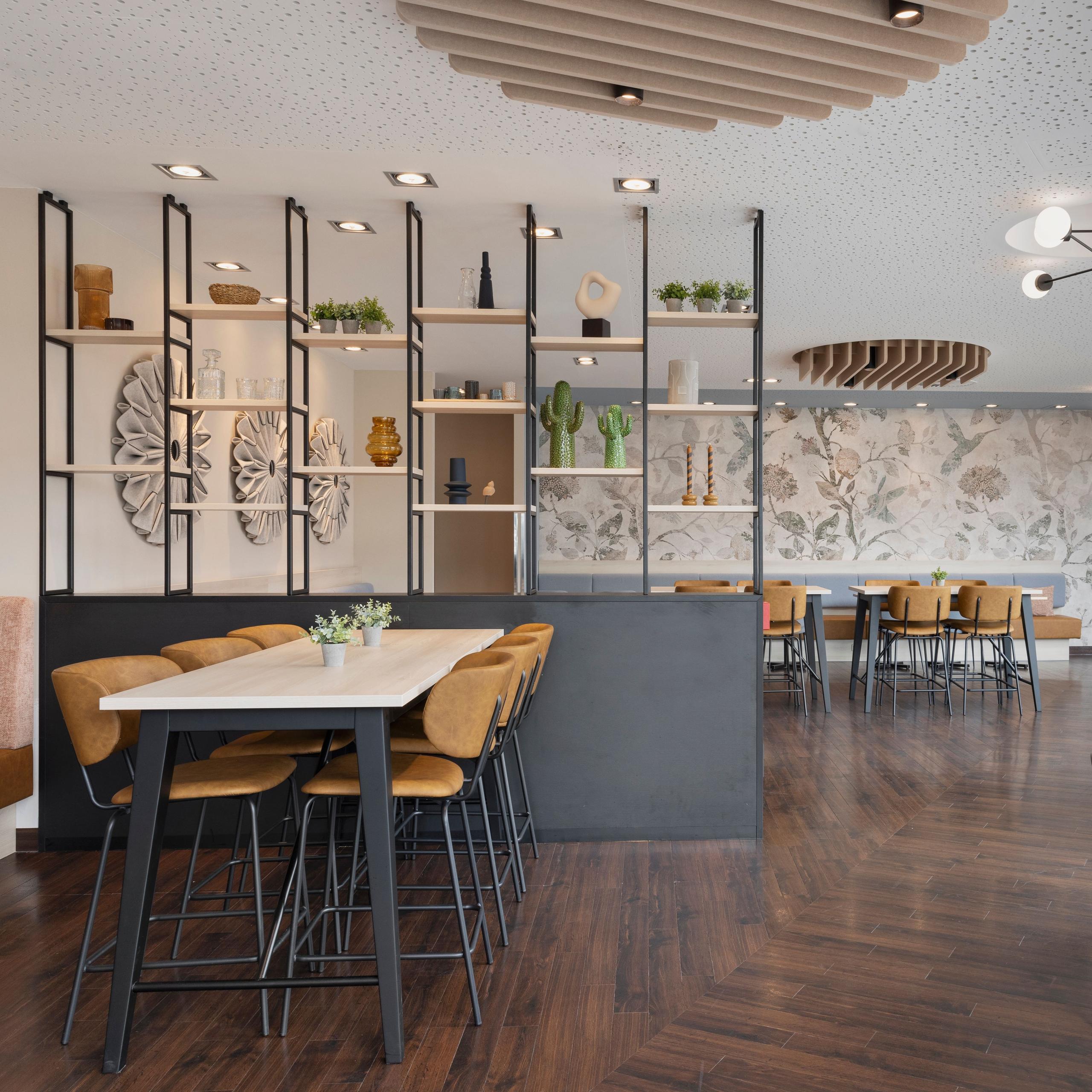 Kitchen and Bar at Courtyard Restaurant 