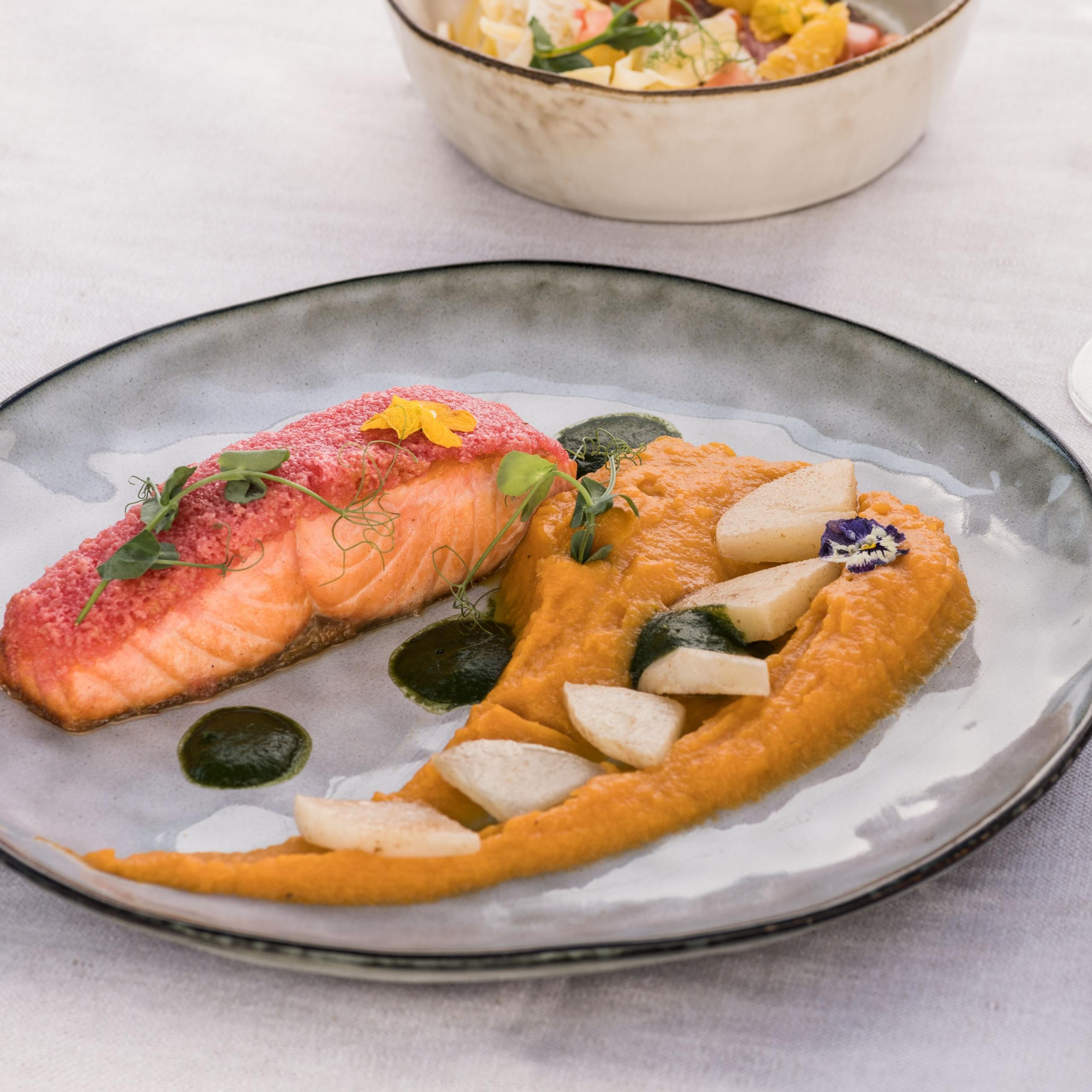 1704 Restaurant & Bar 